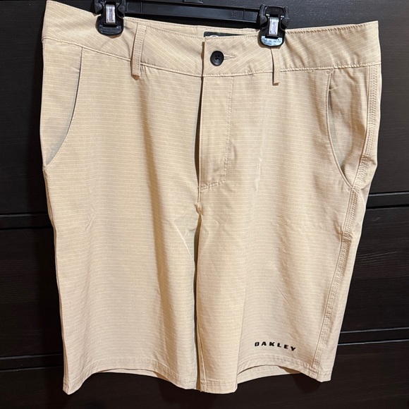 Oakley Men's Beige Flat Front Shorts - Picture 1 of 5